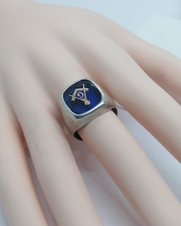 Bague argent, chevalière, avec verre bleu et emblèmes de la franc-maçonnerie. – Image 4