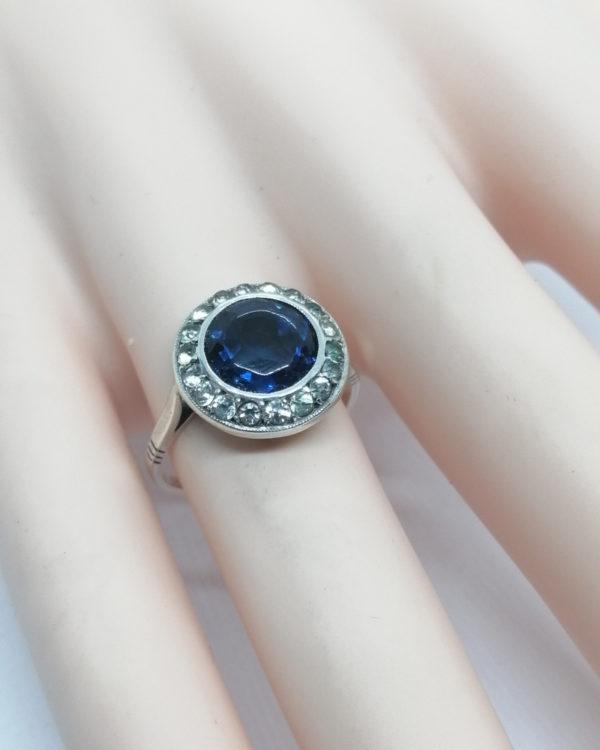 Bague argent, avec saphir de synthèse en cabochon, pierres blanches, Art Déco, vers 1930. – Image 5