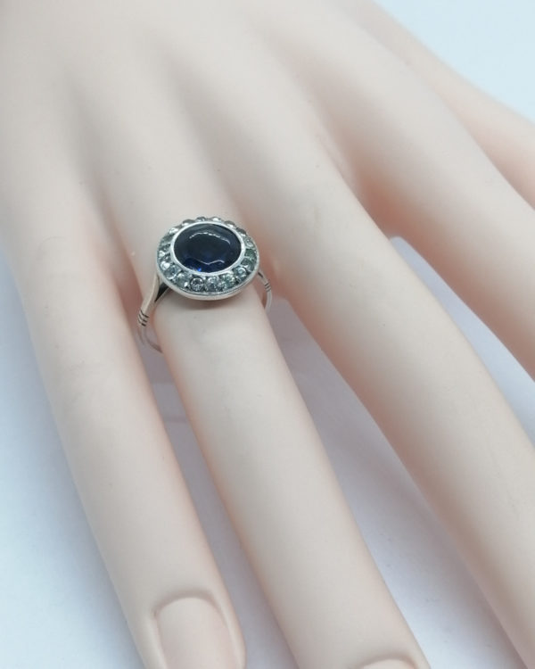 Bague argent, avec saphir de synthèse en cabochon, pierres blanches, Art Déco, vers 1930. – Image 6
