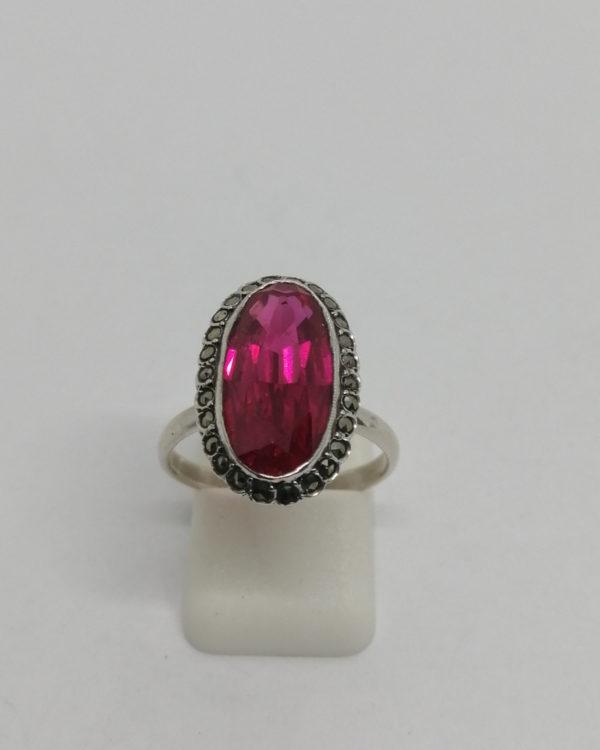 Bague argent, ovale avec rubis de synthèse, pavage de marcasites, 1925.