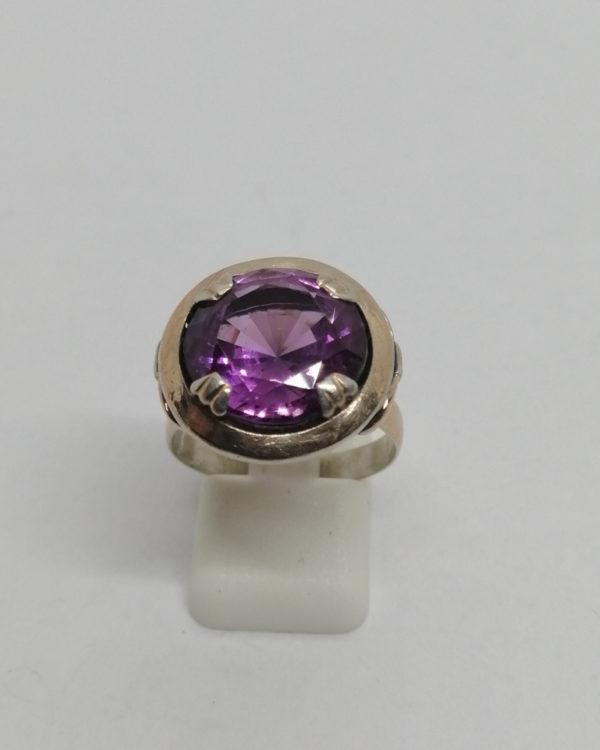 Bague argent/or, avec pierre de synthèse ronde et de couleur violette, 1900-20.