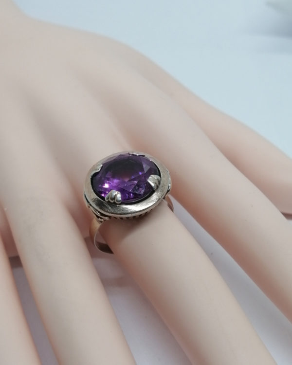 Bague argent/or, avec pierre de synthèse ronde et de couleur violette, 1900-20. – Image 6