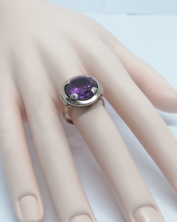 Bague argent/or, avec pierre de synthèse ronde et de couleur violette, 1900-20. – Image 7