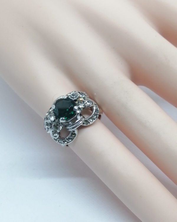 Bague argent, avec pierre verte imitant la tourmaline, pavage de pierres blanches, vers 1920. – Image 5