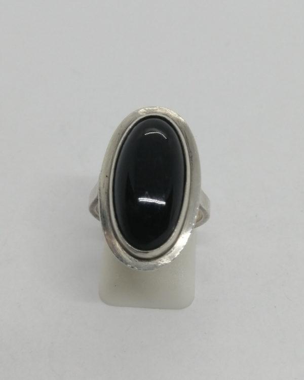 Bague argent, de forme ovale avec cabochon d'onyx, 1925-30.