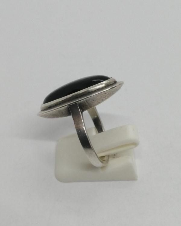 Bague argent, de forme ovale avec cabochon d'onyx, 1925-30. – Image 2