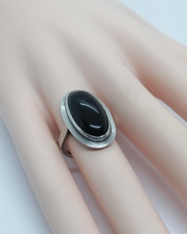 Bague argent, de forme ovale avec cabochon d'onyx, 1925-30. – Image 4