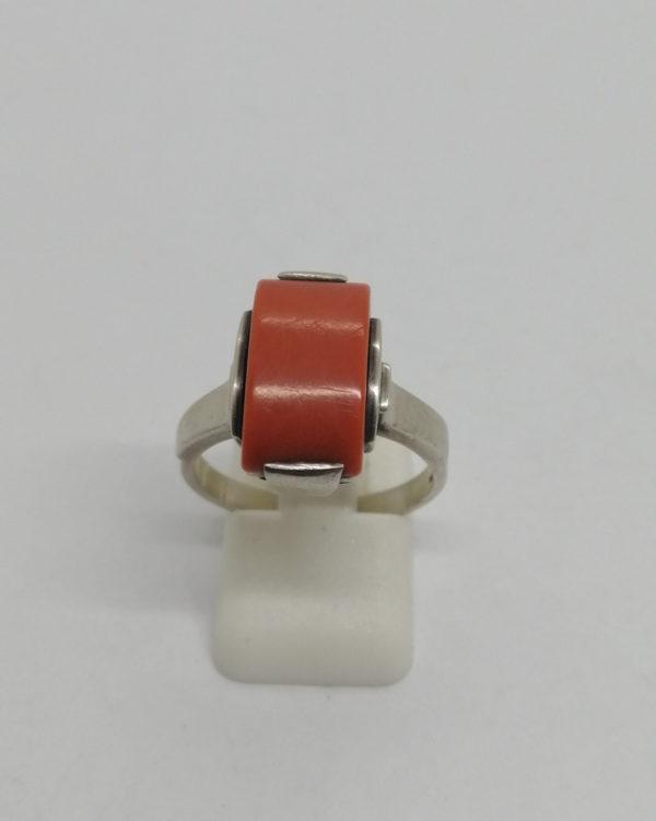 Bague argent, avec corail taillé sur mesure, Art Déco, vers 1925-30.