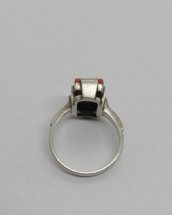 Bague argent, avec corail taillé sur mesure, Art Déco, vers 1925-30. – Image 3