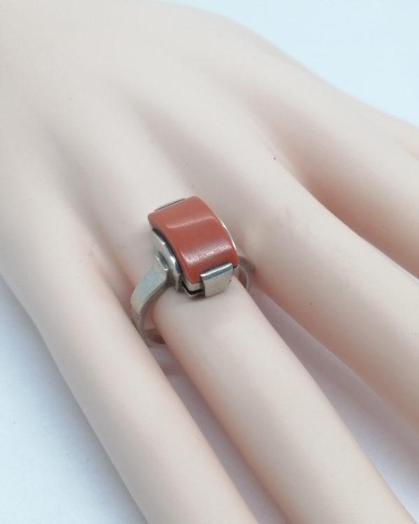 Bague argent, avec corail taillé sur mesure, Art Déco, vers 1925-30. – Image 4