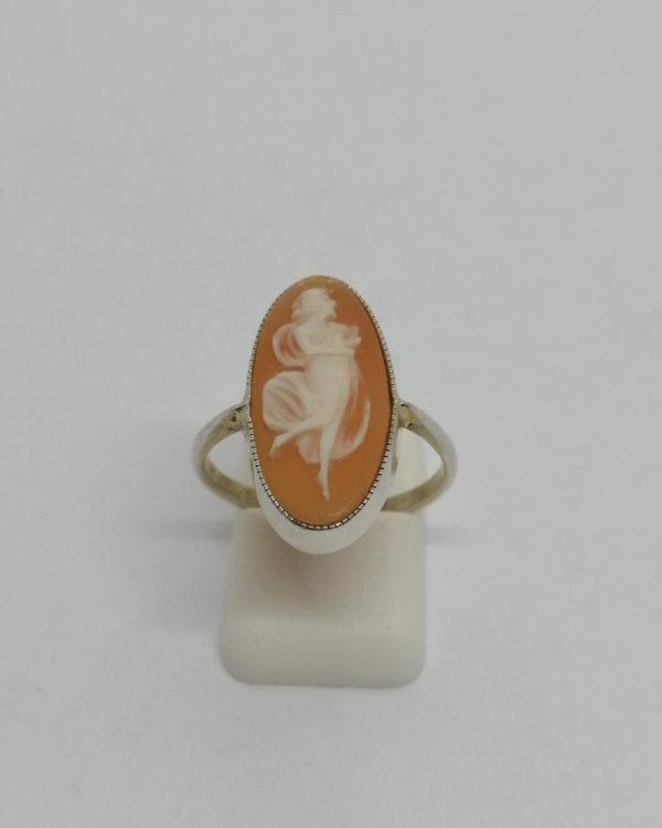 Bague argent, avec camée coquillage, représentant une muse, vers 1900.