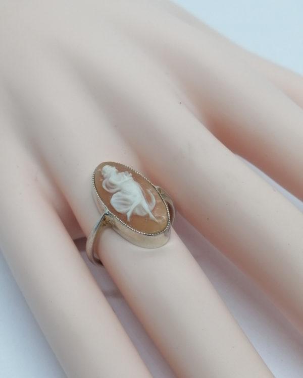 Bague argent, avec camée coquillage, représentant une muse, vers 1900. – Image 4