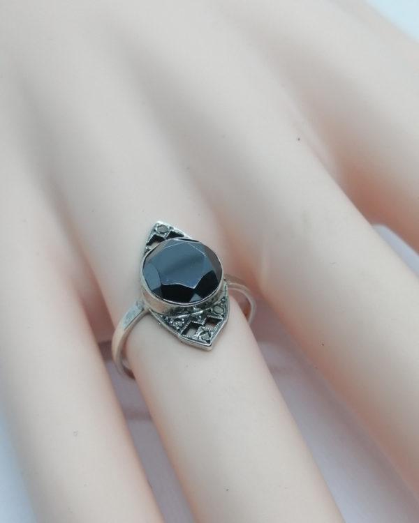 Bague argent, de forme marquise ajourée, avec hématite et marcasites, 1925-30. – Image 4