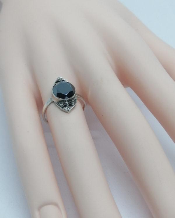Bague argent, de forme marquise ajourée, avec hématite et marcasites, 1925-30. – Image 5