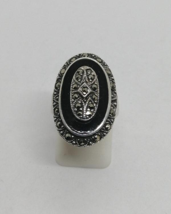 Bague argent, de forme ovale, avec onyx naturel et pavage marcasites, vers 1925, Art Déco.