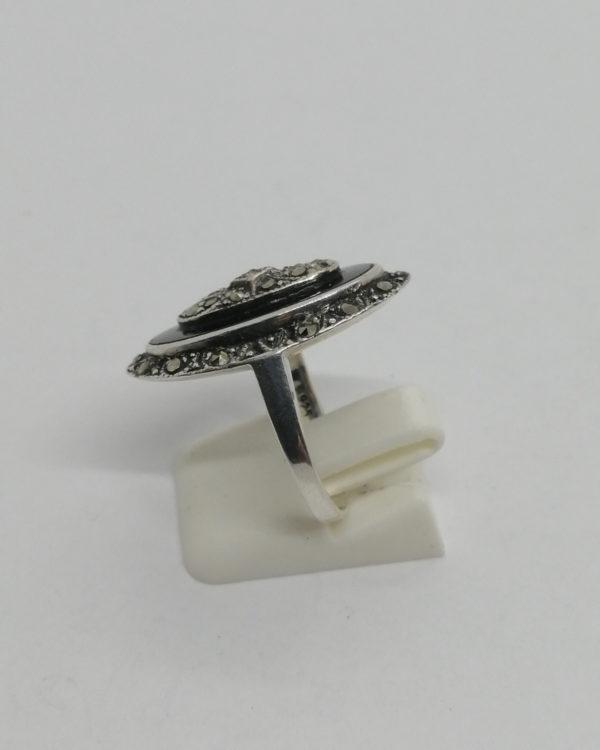 Bague argent, de forme ovale, avec onyx naturel et pavage marcasites, vers 1925, Art Déco. – Image 2
