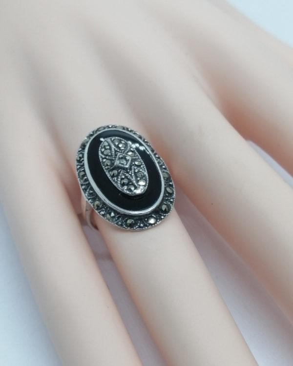 Bague argent, de forme ovale, avec onyx naturel et pavage marcasites, vers 1925, Art Déco. – Image 4