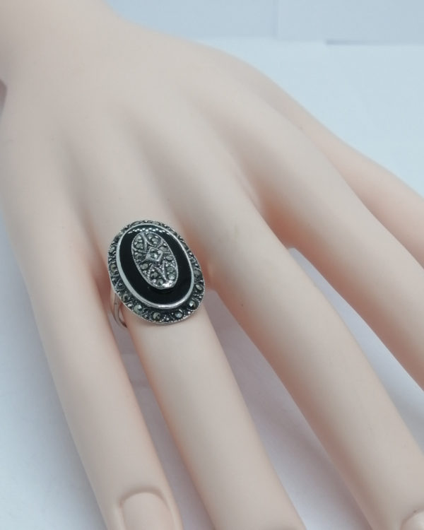 Bague argent, de forme ovale, avec onyx naturel et pavage marcasites, vers 1925, Art Déco. – Image 5