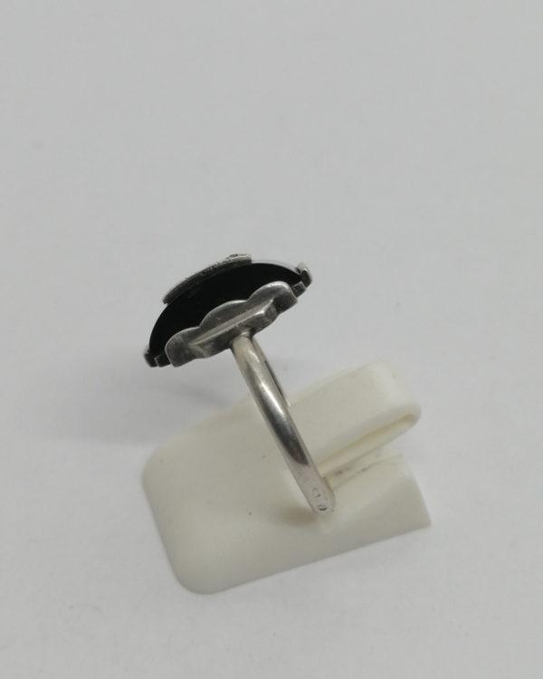 Bague argent, avec onyx sur mesure et roses de diamants, structurée, Art Déco. – Image 2