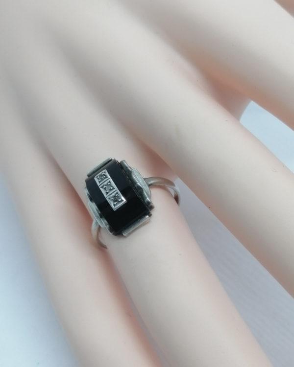 Bague argent, avec onyx sur mesure et roses de diamants, structurée, Art Déco. – Image 4