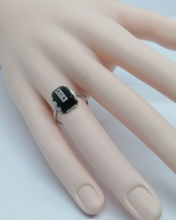 Bague argent, avec onyx sur mesure et roses de diamants, structurée, Art Déco. – Image 5