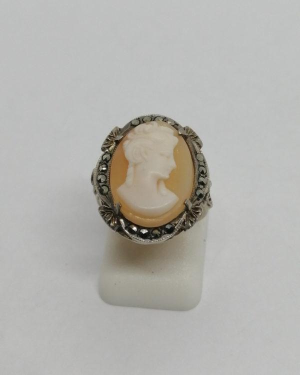 Bague argent, camée, portrait femme cheveux et boucle, marcasites, vers 1900-20.