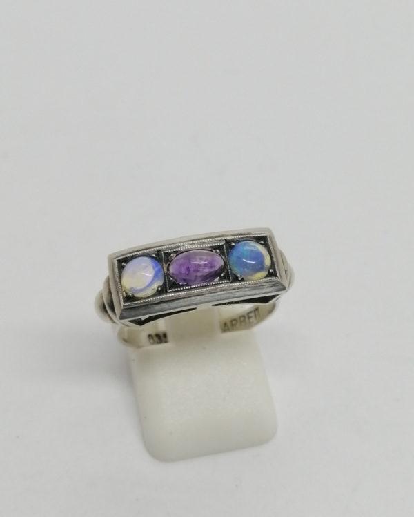 Bague argent, améthyste et opales, travail Allemand vers 1925.