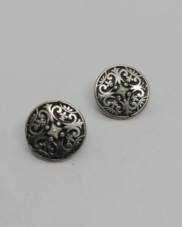 Boucles d'oreilles argent , clip rond et décor divers avec fleur de lys, 1900.