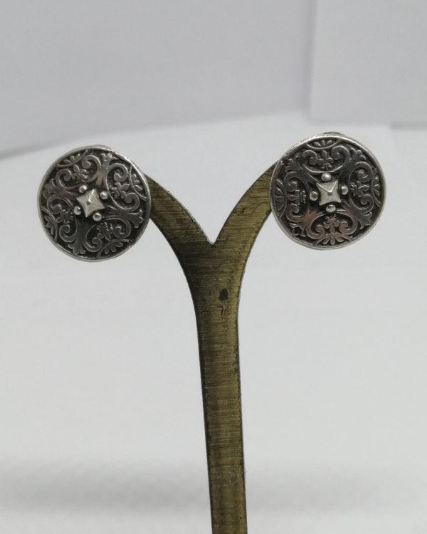 Boucles d'oreilles argent , clip rond et décor divers avec fleur de lys, 1900. – Image 2