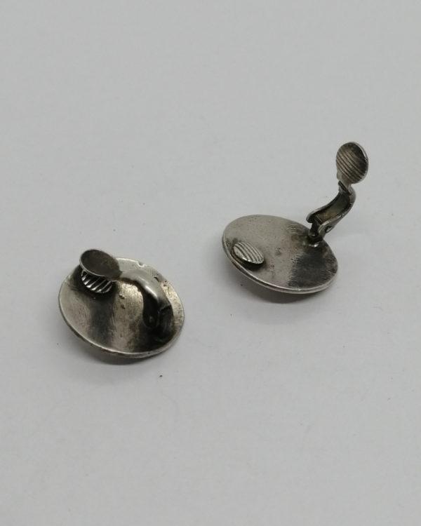 Boucles d'oreilles argent , clip rond et décor divers avec fleur de lys, 1900. – Image 3