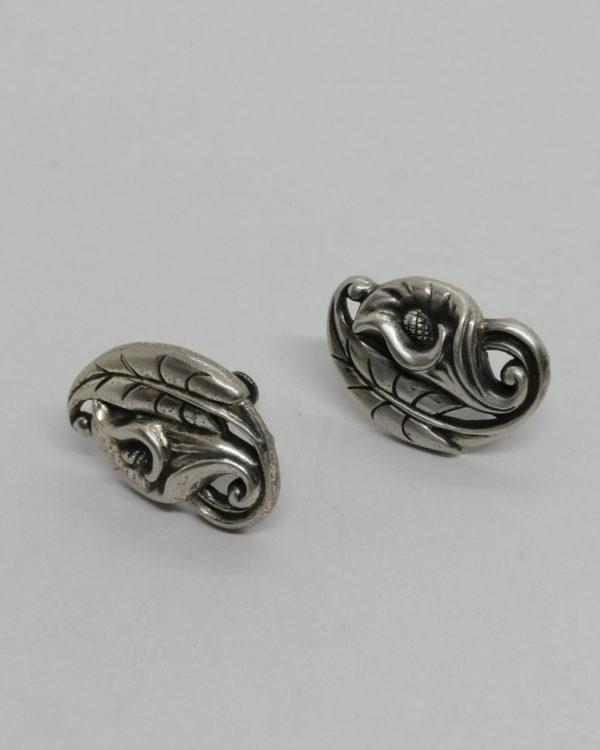 Boucles d'oreilles argent, clip système pas de vis, décor végétal, vers 1900.