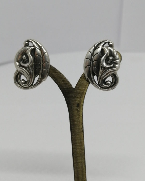 Boucles d'oreilles argent, clip système pas de vis, décor végétal, vers 1900. – Image 2