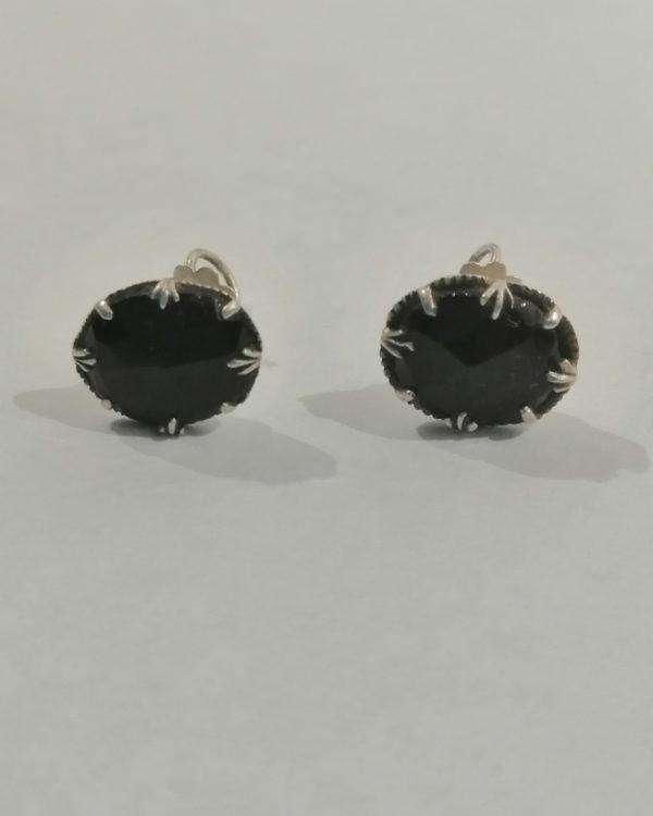 Boucles d'oreilles argent, pendantes avec verre facetté noir, 1900.