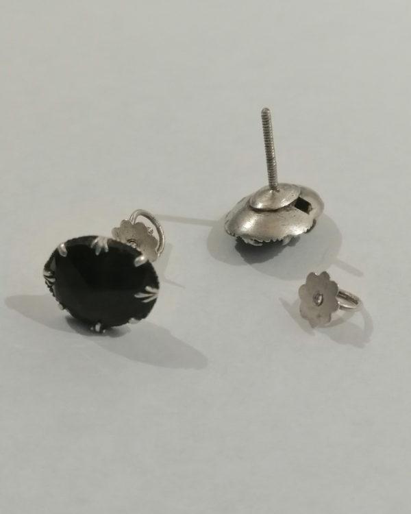 Boucles d'oreilles argent, pendantes avec verre facetté noir, 1900. – Image 3