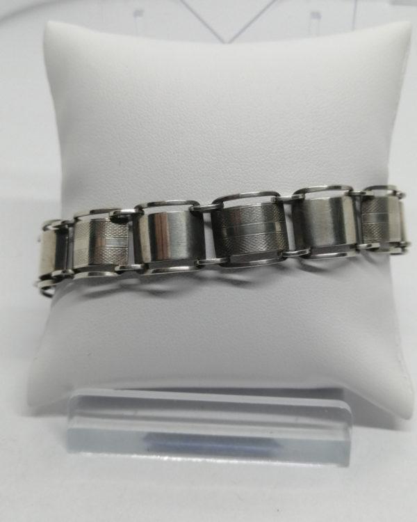 Bracelet argent, avec maillons ajourés, galbés et guillochés, vers 1925.
