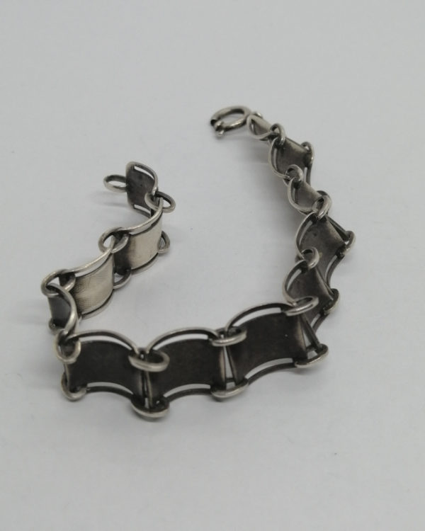 Bracelet argent, avec maillons ajourés, galbés et guillochés, vers 1925. – Image 4