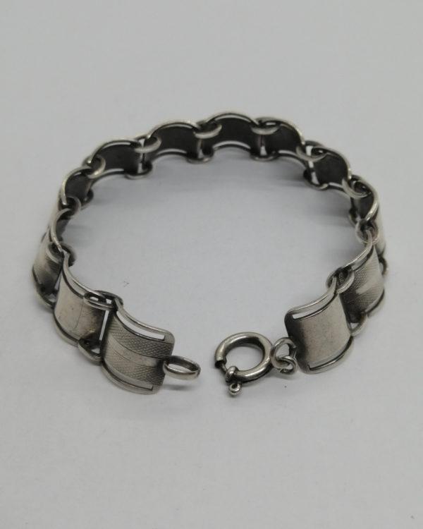Bracelet argent, avec maillons ajourés, galbés et guillochés, vers 1925. – Image 5