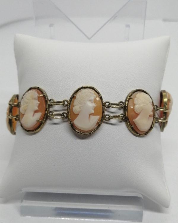 Bracelet argent-vermeil, sertie de camées portraits de femmes, 1920-30.