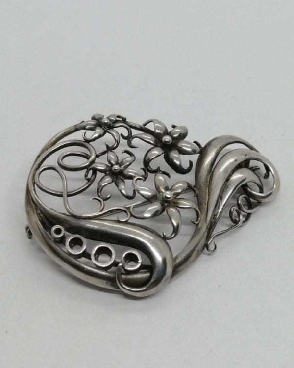 Broche argent , ajourée et décor de fleurs d'edelweiss, vers 1920.