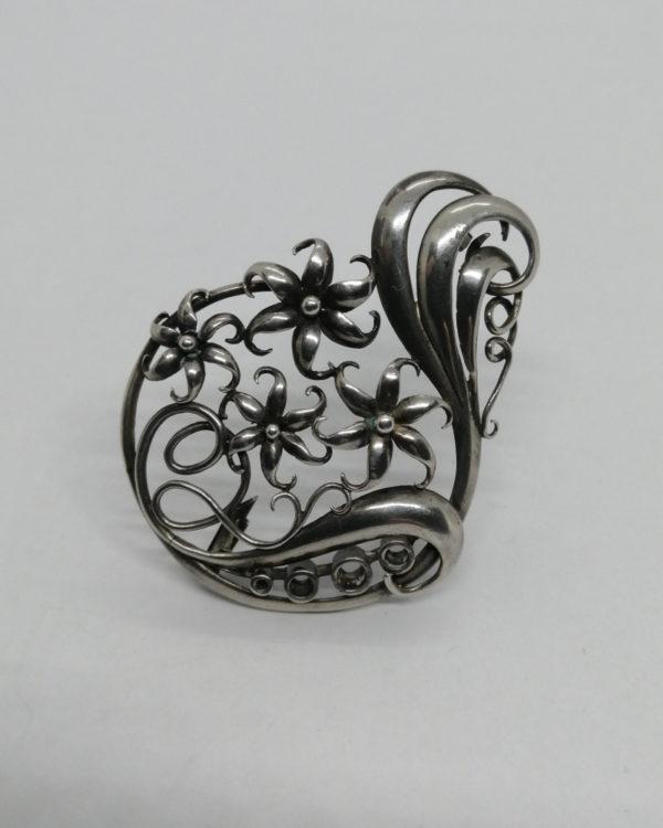 Broche argent , ajourée et décor de fleurs d'edelweiss, vers 1920. – Image 2