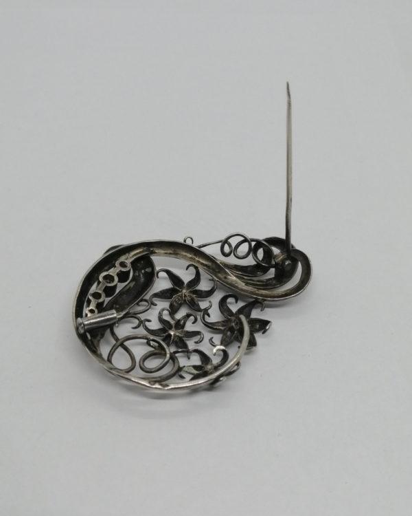 Broche argent , ajourée et décor de fleurs d'edelweiss, vers 1920. – Image 4