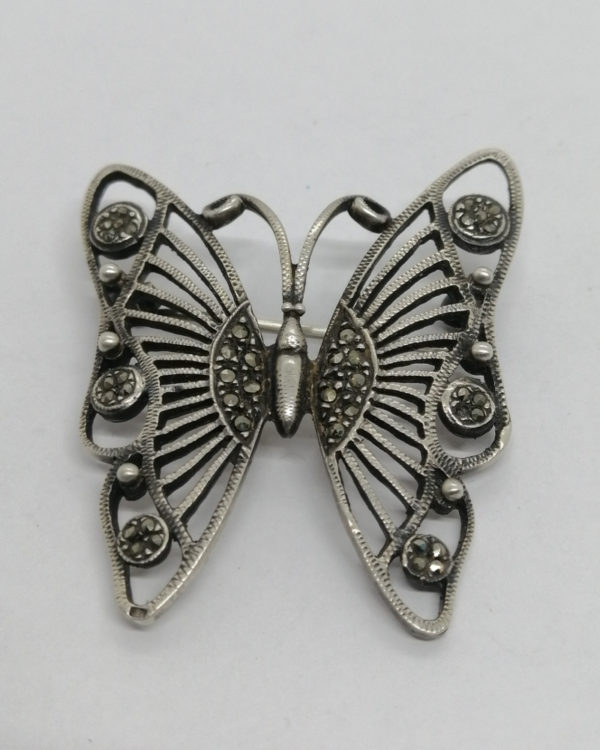 Broche argent, papillon ajouré, et sertie de marcasites, Art Nouveau, vers 1900.