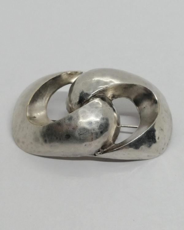 Broche argent, gros maillon entrelacé et martelé, Art Déco vers 1925-30.