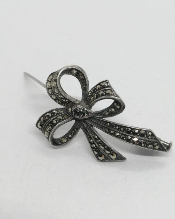 Broche argent, noeud ruban, pavage marcasites, vers 1920. – Image 2