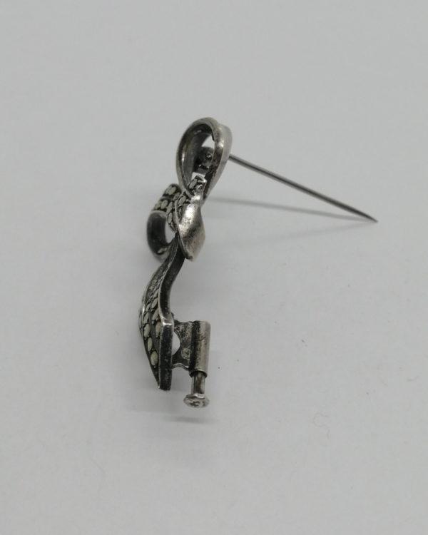 Broche argent, noeud ruban, pavage marcasites, vers 1920. – Image 3