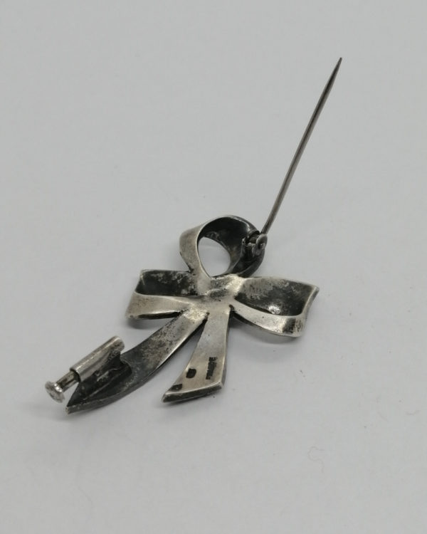 Broche argent, noeud ruban, pavage marcasites, vers 1920. – Image 4