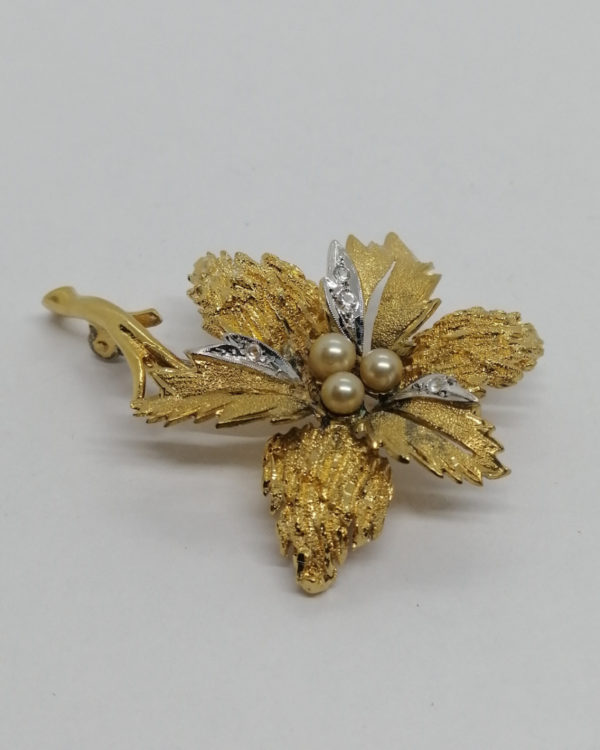 Broche argent-vermeil, fleur épanouie bicolore, avec pierres et perles, 1930-40.