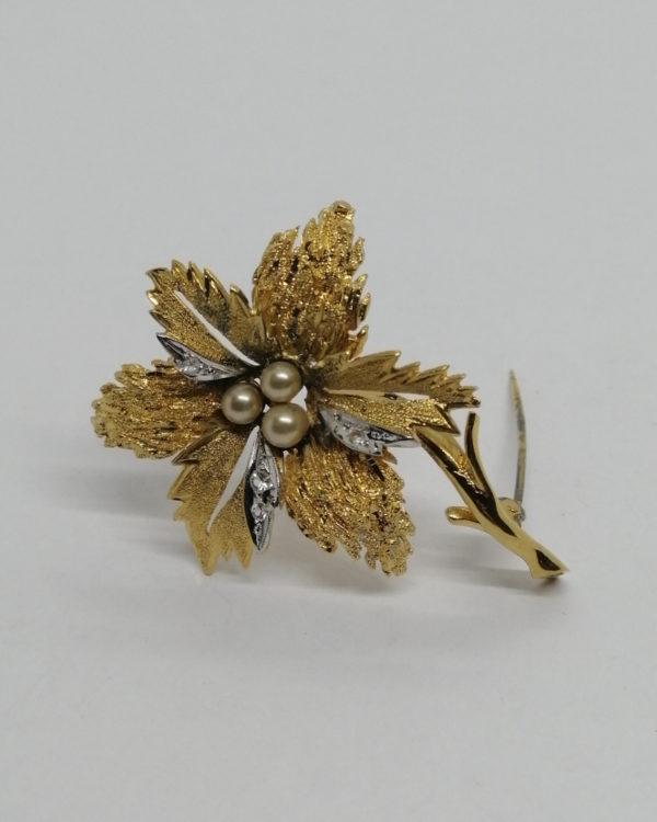 Broche argent-vermeil, fleur épanouie bicolore, avec pierres et perles, 1930-40. – Image 2