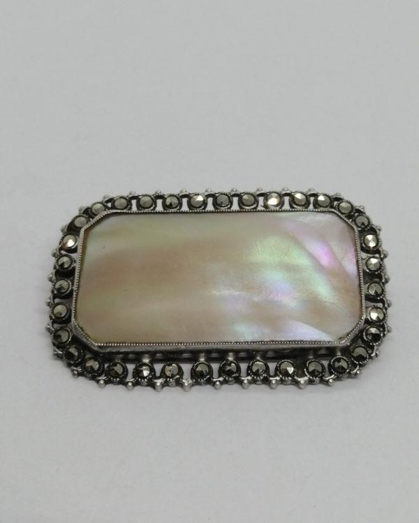 Broche argent, plaque de nacre, entourage sertie de marcasites, vers 1920.