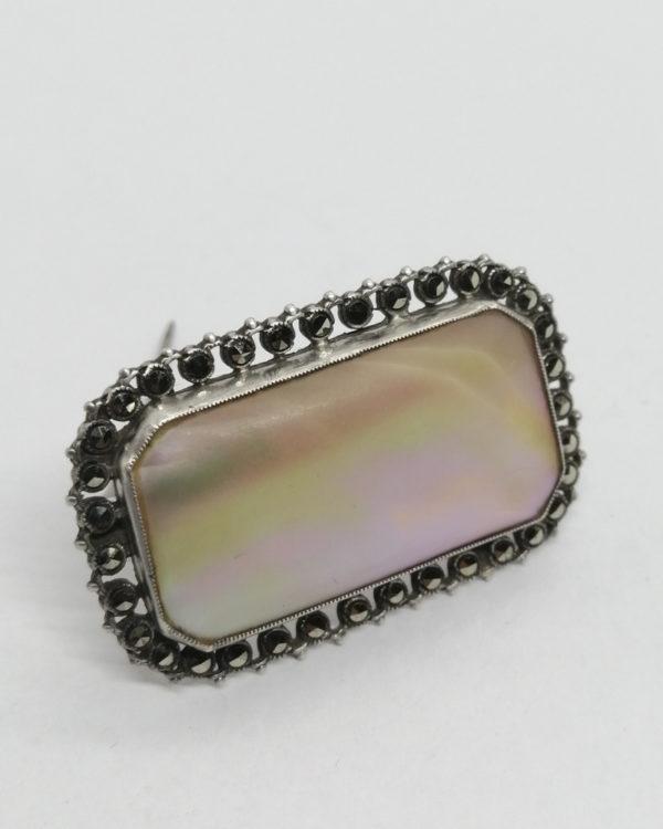 Broche argent, plaque de nacre, entourage sertie de marcasites, vers 1920. – Image 2
